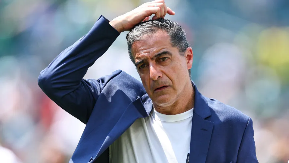 PHILADELPHIA, PENNSYLVANIA - JUNE 28: A dejected Renato Paiva the head coach / manager of Botafogo walks off at full time during the FIFA Club World Cup 2025 round of 16 match between SE Palmeiras and Botafogo FR at Lincoln Financial Field on June 28, 202
