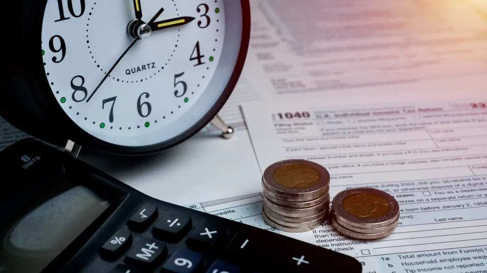 impostos, taxas, tarifas, fim de prazo, contribuinte, calculadora, dinheiro