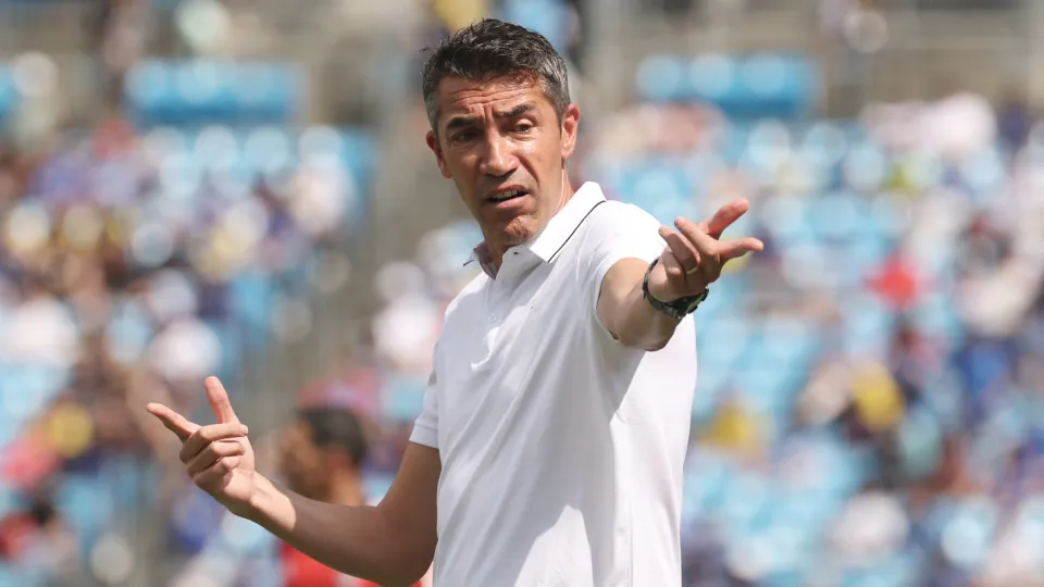 CHARLOTTE, NORTH CAROLINA - JUNE 28: Bruno Lage, Head Coach of SL Benfica, reacts during the FIFA Club World Cup 2025 round of 16 match between SL Benfica and Chelsea FC at Bank of America Stadium on June 28, 2025 in Charlotte, North Carolina. (Photo by G