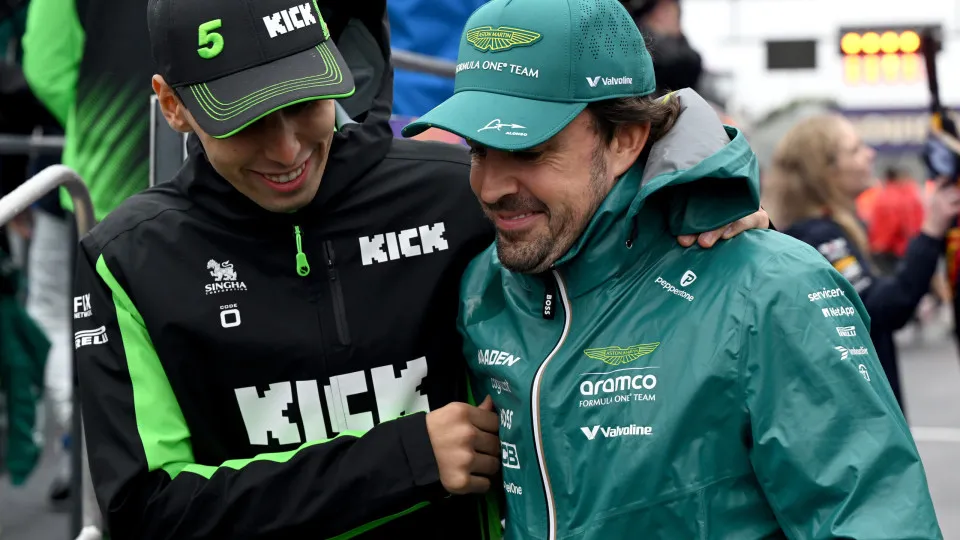 Bortoleto e Alonso durante o GP da Áustria de F1 em 2025.