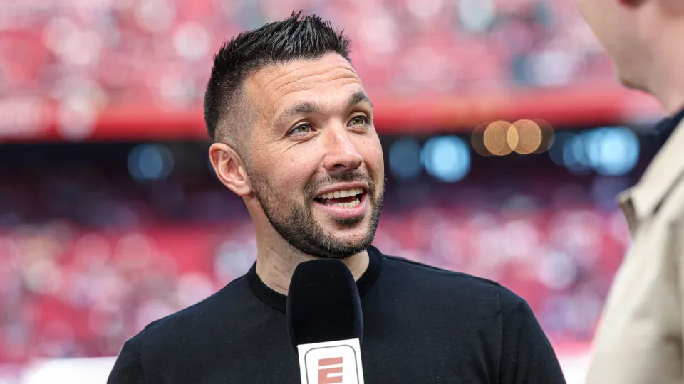AMSTERDAM, NETHERLANDS - APRIL 27: head coach Francesco Farioli of AFC Ajax doing an interview during the Dutch Eredivisie match between AFC Ajax and Sparta Rotterdam at Johan Cruijff ArenA on April 27, 2025 in Amsterdam, Netherlands. (Photo by Ben Gal/BS