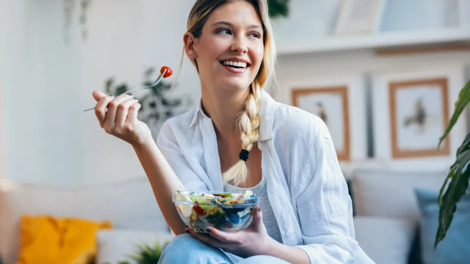 Mulher a comer salada