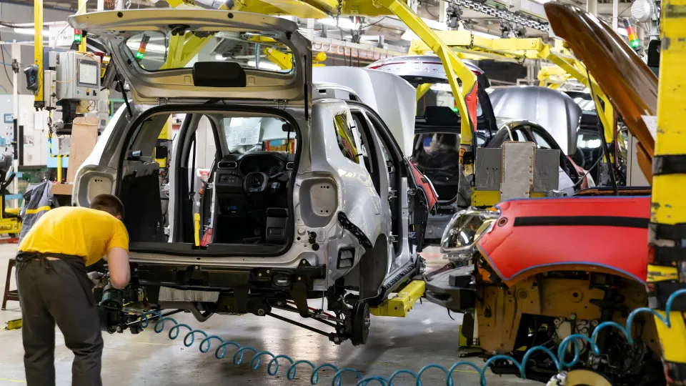 Fábrica automóvel em operação