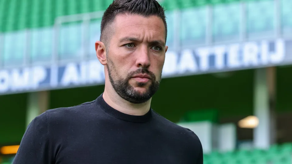 GRONINGEN, NETHERLANDS - MAY 14: Head Coach Francesco Farioli of AFC Ajax arrives at the stadium prior the Dutch Eredivisie match between FC Groningen and AFC Ajax at Euroborg on May 14, 2025 in Groningen, Netherlands. (Photo by Pieter van der Woude/BSR A