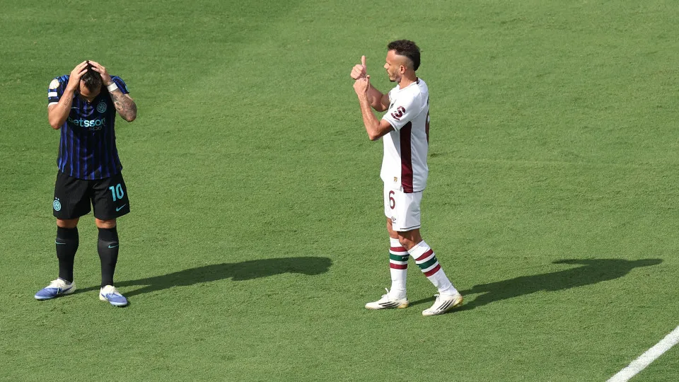 CHARLOTTE, NORTH CAROLINA - JUNE 30: Lautaro Martinez #10 of FC Internazionale Milano reacts as Rene #6 of Fluminense FC reacts during the FIFA Club World Cup 2025 round of 16 match between FC Internazionale Milano and Fluminense FC at Bank of America Sta