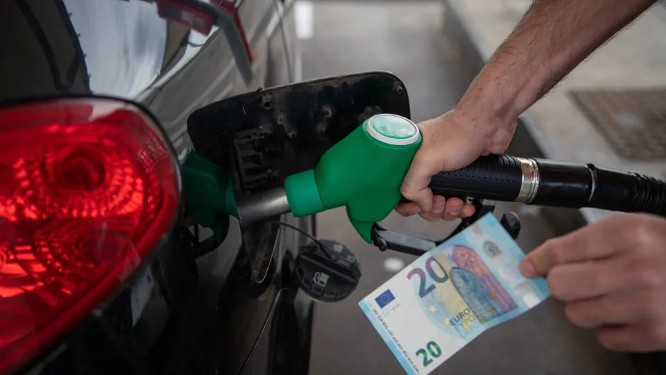 Veja os novos preços: Combustíveis ficaram (bem) mais baratos esta semana