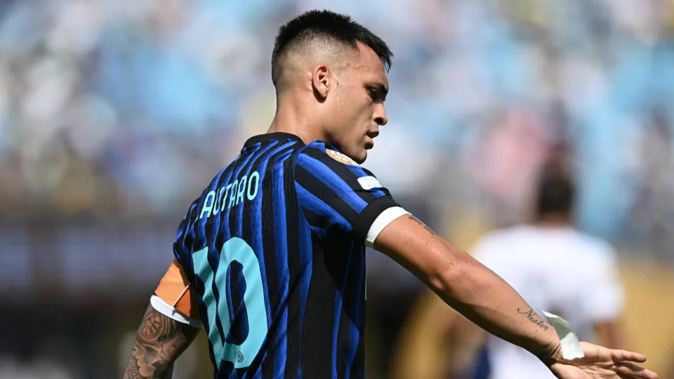 CHARLOTTE, NORTH CAROLINA - JUNE 30: Lautaro Martinez of Internazionale reacts during the FIFA Club World Cup 2025 round of 16 match between FC Internazionale Milano and Fluminense FC at Bank of America Stadium on June 30, 2025 in Charlotte, North Carolin