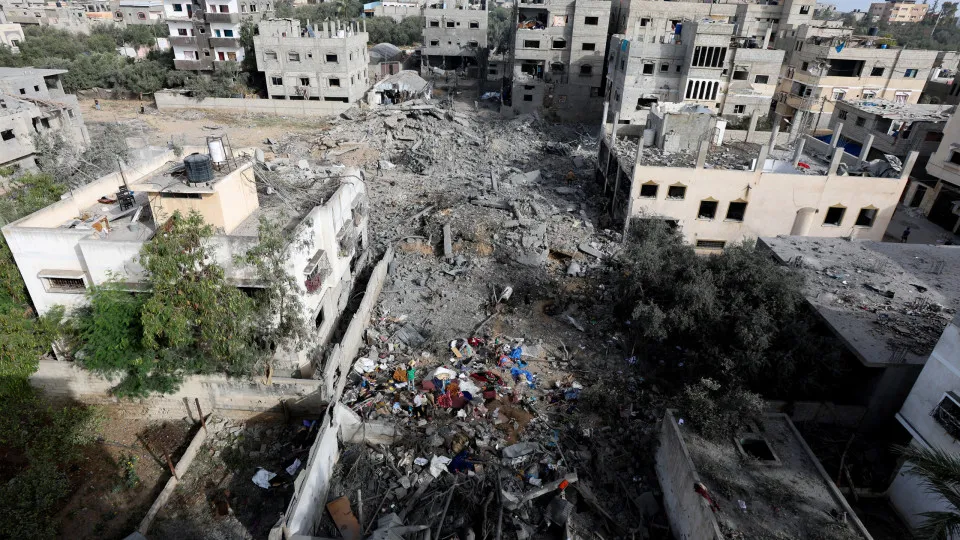 Equipa do Qatar inicia remoção de escombros de ruas de Gaza