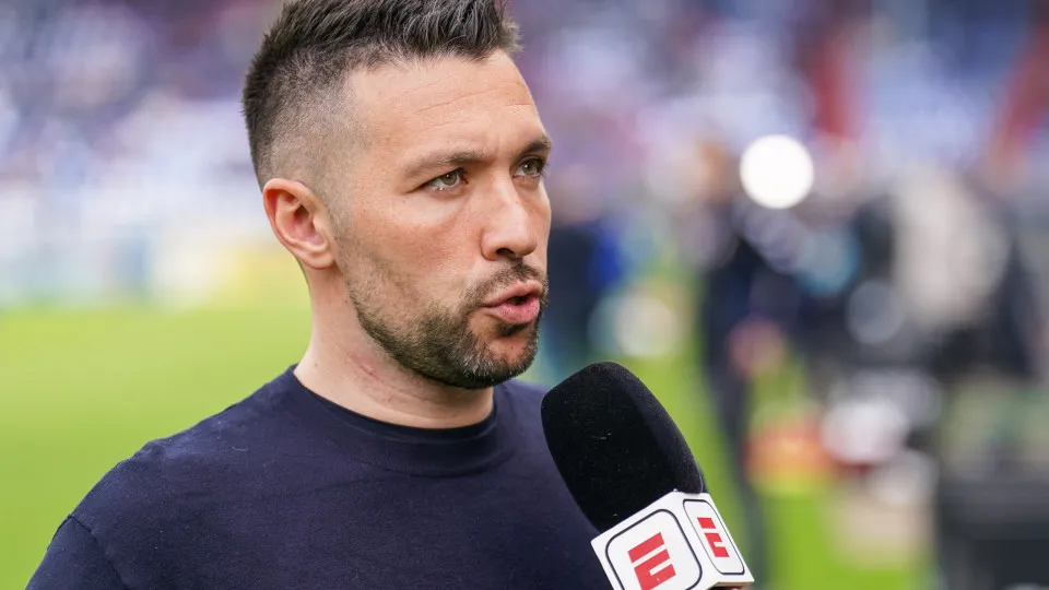 TILBURG, NETHERLANDS - APRIL 13: Head coach Francesco Farioli of AFC Ajax receives an interview during the Dutch Eredivisie match between Willem II and AFC Ajax at Koning Willem II Stadion on April 13, 2025 in Tilburg, Netherlands. (Photo by Joris Verwijs