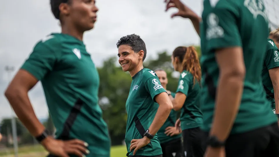 Portuguese referee Catarina Ferreira Campos (C) takes part in a training session at the Colovray sports centre in Nyon, on June 27, 2025, ahead of the the UEFA Women's Euro 2025 that will take place in Switzerland from July 2 to 27. (Photo by Fabrice COFF
