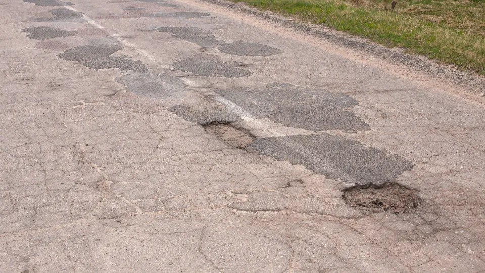Acidente por condições da estrada. De quem é a culpa?