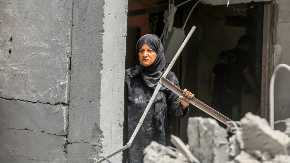 faixa de gaza, mulher, escombros