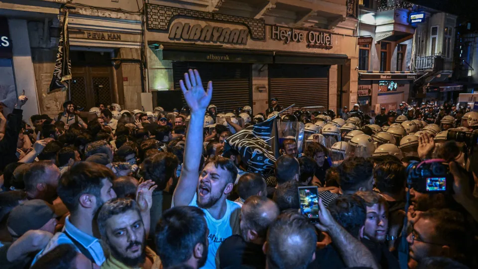 Turquia, manifestações, caricaturista detido