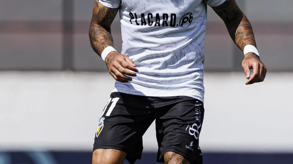 AMADORA, PORTUGAL - APRIL 13: Derick Poloni of SC Farense warming up prior to the Liga Portugal Betclic match between CF Estrela da Amadora and SC Farense at Estádio José Gomes on April 13, 2025 in Amadora, Portugal. (Photo by Maciej Rogowski/Eurasia Spor