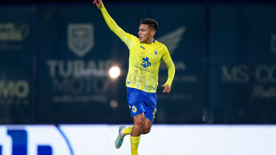 AROUCA, PORTUGAL - MARCH 01: Brian Mansilla of FC Arouca gestures during the Liga Portugal Betclic match between FC Arouca and FC Porto at Estadio Municipal de Arouca on March 01, 2025 in Arouca, Portugal. (Photo by Diogo Cardoso/Getty Images)