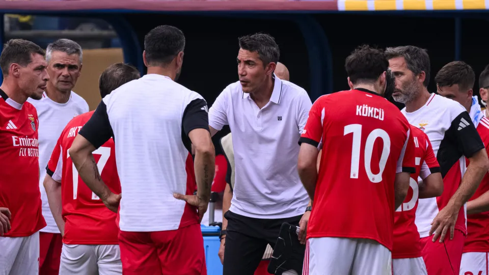 CHARLOTTE, NORTH CAROLINA - JUNE 28: SL Benfica Head Coach Bruno Lage (C) talks to his players during the FIFA Club World Cup 2025 round of 16 match between SL Benfica and Chelsea FC at Bank of America Stadium on June 28, 2025 in Charlotte, North Carolina
