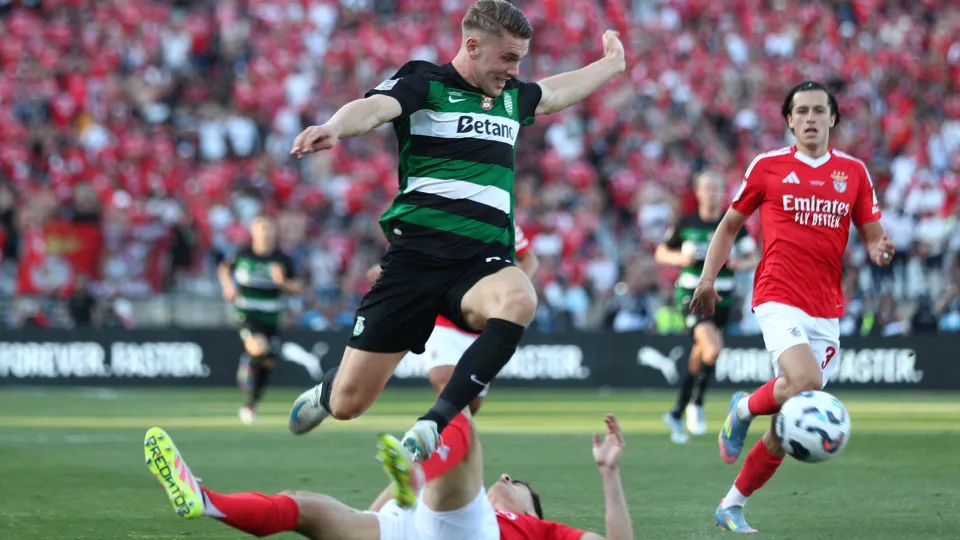 TOPSHOT - Sporting Lisbon's Swedish forward #09 Viktor Gyokeres jumps during the 'Taca de Portugal' (Portugal's Cup) final football match between SL Benfica and Sporting CP at Jamor stadium in Oeiras, on May 25, 2025. (Photo by CARLOS COSTA / AFP) (Photo 