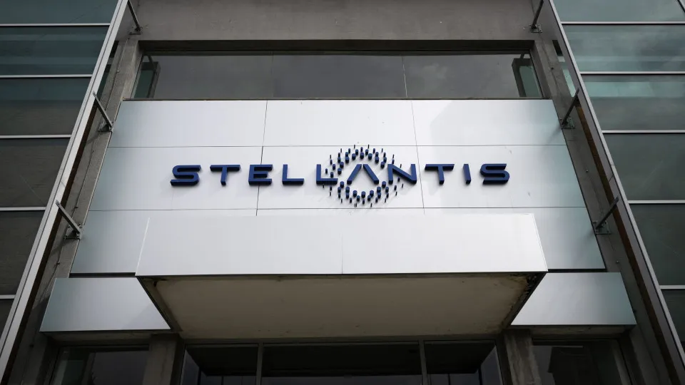 Logo da Stellantis em instalações.