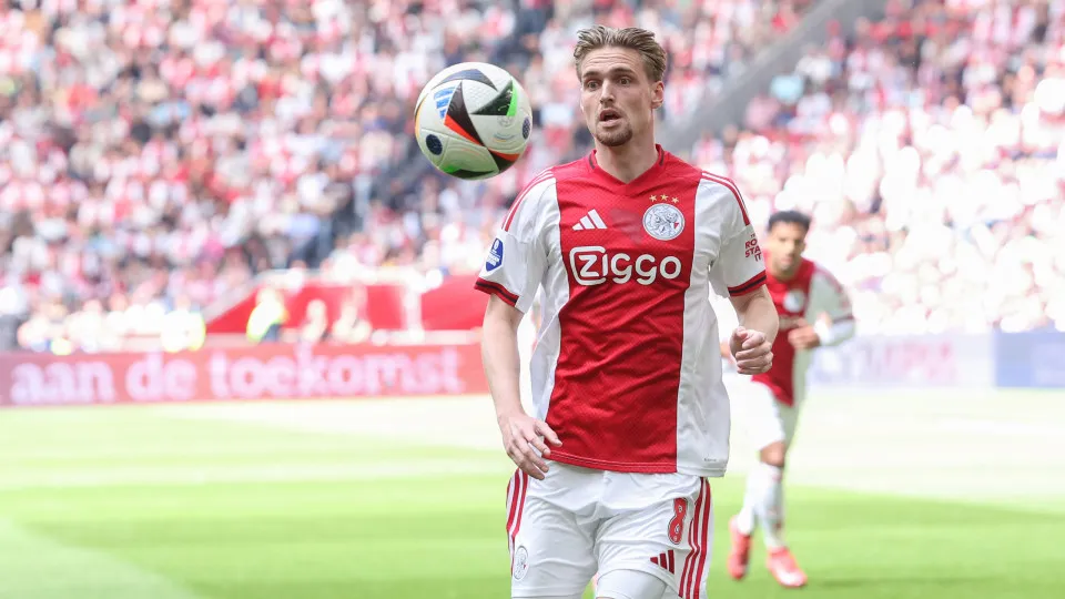 AMSTERDAM, NETHERLANDS - MAY 18: Kenneth Taylor of AFC Ajax during the Dutch Eredivisie match between AFC Ajax and FC Twente at Johan Cruijff ArenA on May 18, 2025 in Amsterdam, Netherlands. (Photo by Ben Gal/BSR Agency/Getty Images)