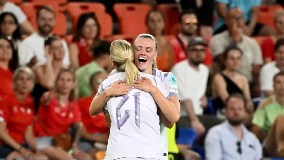Norway players celebrate then end of the match after their 2-1 win in the UEFA Women's Euro 2025 Group A football match between Switzerland and Norway at the St Jakob-Park Stadium in Basel on July 2, 2025. (Photo by SEBASTIEN BOZON / AFP) (Photo by SEBAST