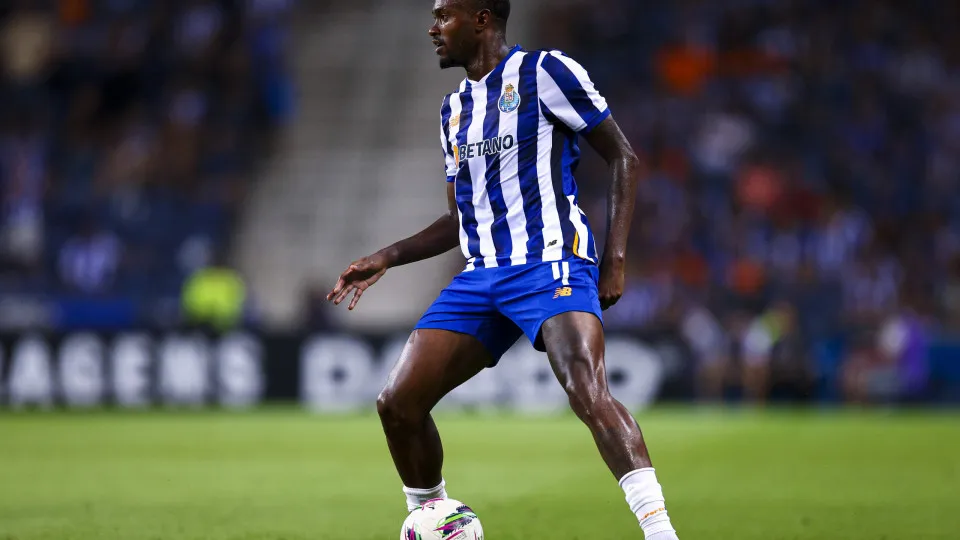 PORTO, PORTUGAL - AUGUST 10: Otavio of FC Porto controls the ballduring the Liga Portugal Betclic match between FC Porto and Gil Vicente at Estadio do Dragao on August 10, 2024 in Porto, Portugal. (Photo by Diogo Cardoso/Getty Images)