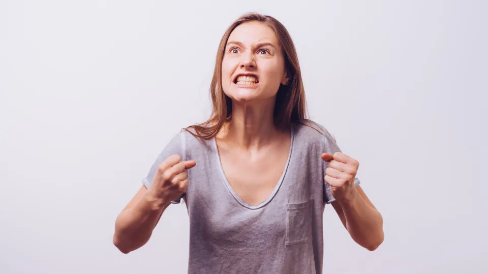 Raiva, mulher zangada