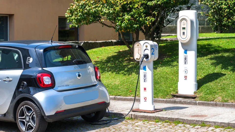 Smart a carregar na rede Mobi.E.
