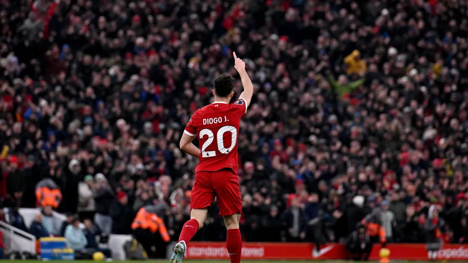 LIVERPOOL, ENGLAND - NOVEMBER 12: (THE SUN OUT, THE SUN ON SUNDAY OUT) Diogo Jota of Liverpool celebrates after scoring the third goal making the score 3-0 during the Premier League match between Liverpool FC and Brentford FC at Anfield on November 12, 20