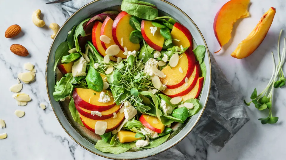 Da salada às sobremesas: Três receitas de verão onde pode usar pêssego