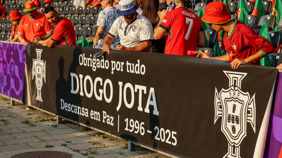 BERN, SWITZERLAND - JULY 3: Portugal fans hang up a banner in memory of former football player Diogo Jota who passed away in memory of former football player Diogo Jota who passed away on the 3rd of July 2025 prior to the UEFA Women's EURO 2025 Group B ma