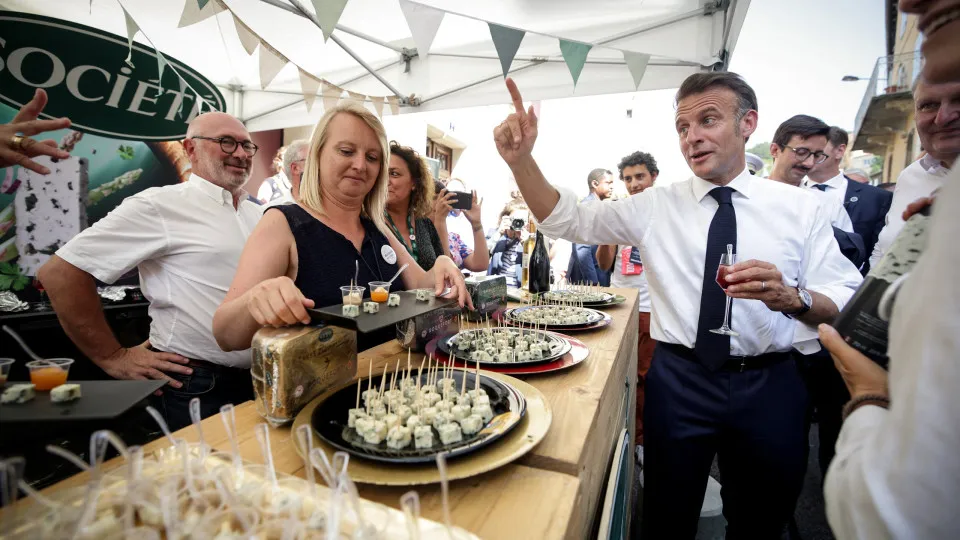 Emmanuel Macron, Roquefort-sur-Soulzon, queijo, licor