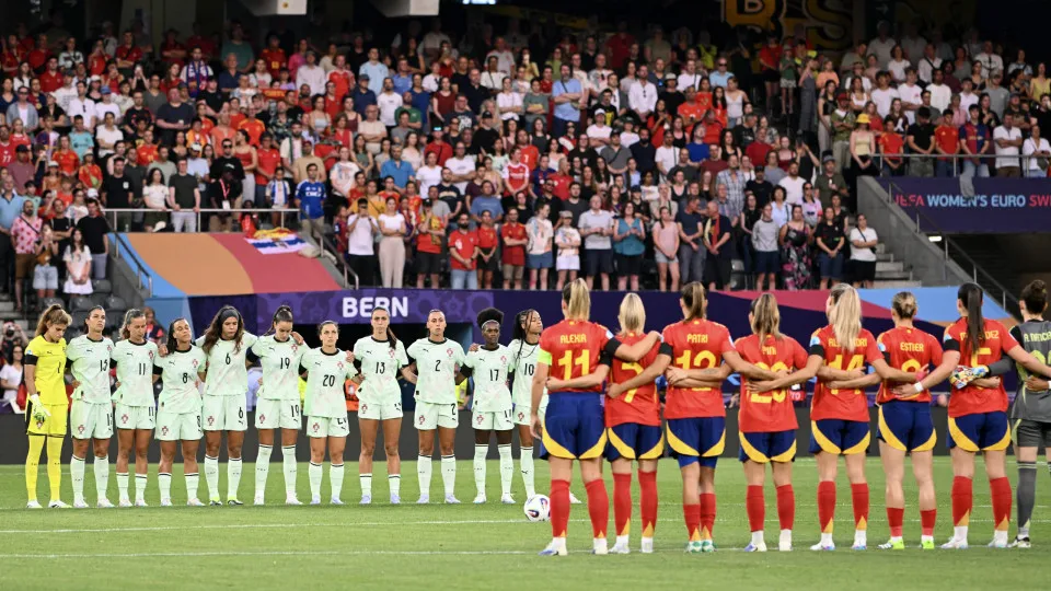TOPSHOT - Spain's (R) and Portugal's (L) team players observe a minute of silence to pay tribute to Liverpool Portuguese forward Diogo Jota who passed today in a car crash in Spain, ahead of the UEFA Women's Euro 2025 Group B football match between Spain 
