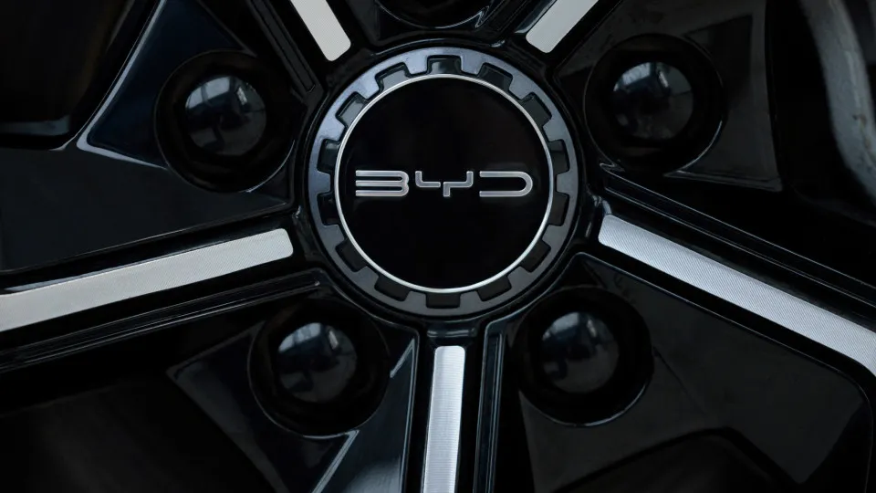 Um logótipo da BYD num automóvel.