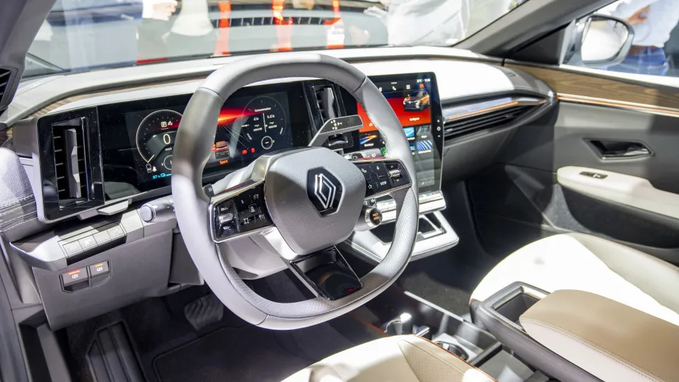 Interior do Renault Mégane E-Tech durante o 100.º European Motor Show