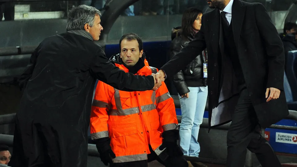 Real Madrid's Portuguese coach Jose Mourinho (L) shakes hands with Barcelona's coach Josep Guardiola prior to the Spanish league "clasico" football match FC Barcelona vs Real Madrid on November 29, 2010 in Barcelona.     AFP PHOTO/ LLUIS GENE (Photo credi