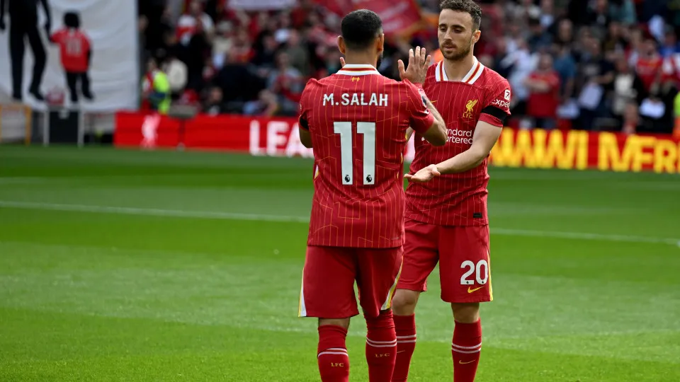LIVERPOOL, ENGLAND - SEPTEMBER 14: (THE SUN OUT, THE SUN ON SUNDAY OUT) Mohamed Salah and Diogo Jota of Liverpool before the Premier League match between Liverpool FC and Nottingham Forest FC at Anfield on September 14, 2024 in Liverpool, England. (Photo 