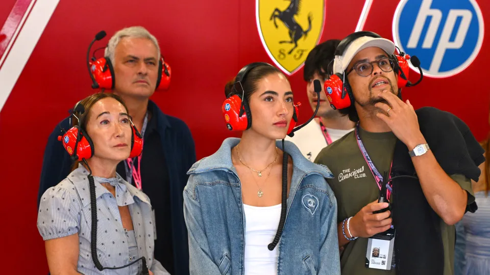 José Mourinho na garagem da Ferrari em Silverstone, na Fórmula 1.