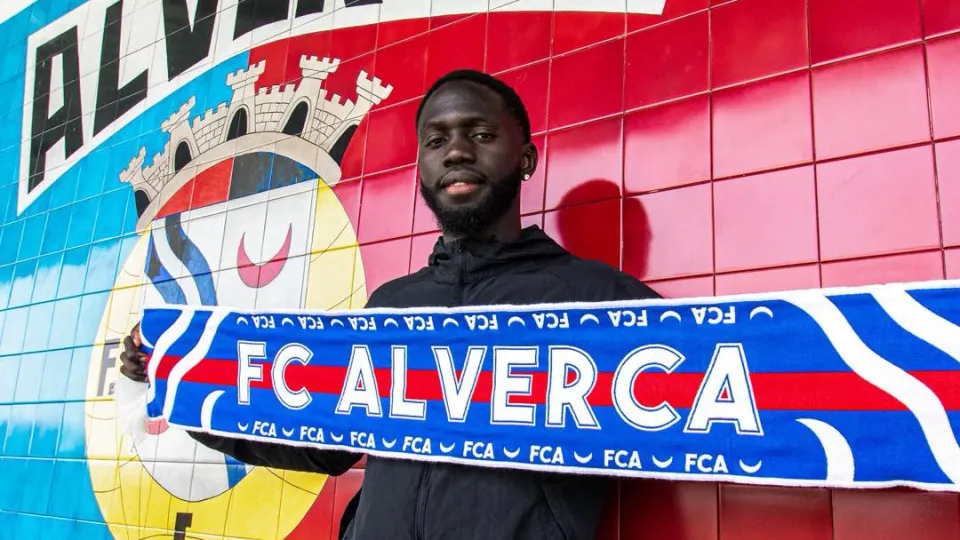 Oficial: Avançado senegalês Junior Mendes reforça ataque do Alverca