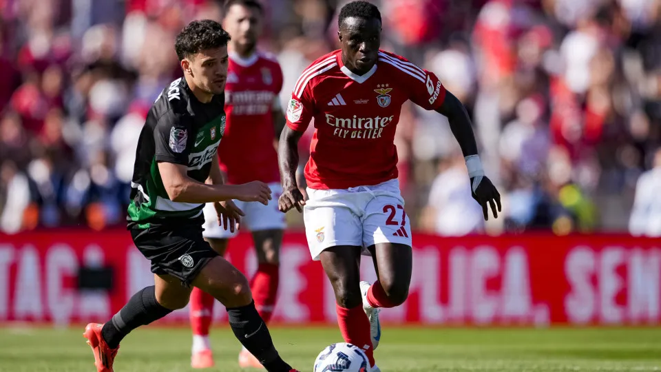 LISBON, PORTUGAL - MAY 25: Armindo Tué of SL Benfica (R) is chased by Pedro Gonçalves of Sporting (L) during the Portuguese Cup final match between SL Benfica and Sporting CP at Estadio Nacional do Jamor on May 25, 2025 in Lisbon, Portugal. (Photo by Pedr