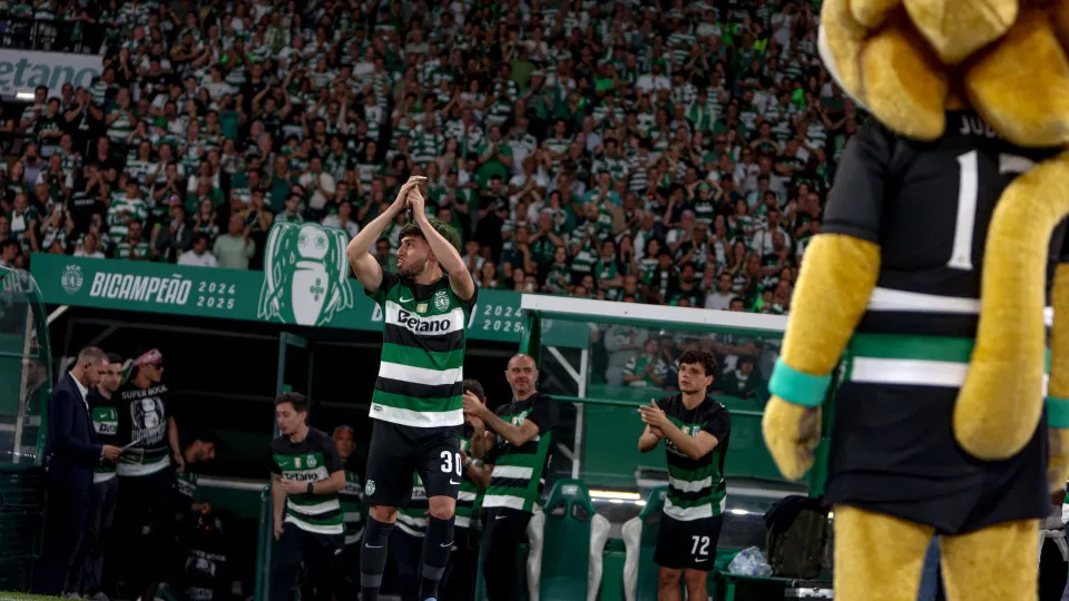 Biel, forward of Sporting CP, celebrates winning the championship during the Liga Portugal Betclic match between Sporting CP and Vitoria SC at Estadio Jose de Alvalade in Lisbon, Portugal, on May 17, 2025. (Photo by Valter Gouveia/NurPhoto via Getty Image