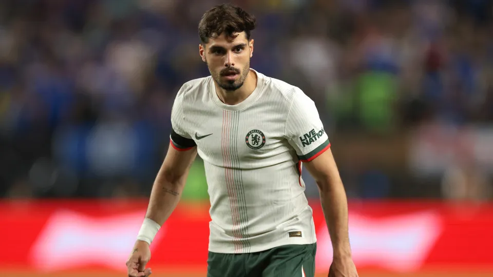 PHILADELPHIA, PENNSYLVANIA - JULY 04: Pedro Neto of Chelsea FC looks on during the FIFA Club World Cup 2025 quarter final match between SE Palmeiras and Chelsea FC at Lincoln Financial Field on July 04, 2025 in Philadelphia, Pennsylvania. (Photo by Jonath