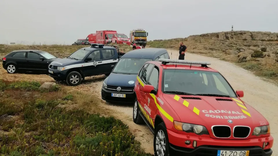 Homem ferido após queda de parapente em zona rochosa em Alcobaça 