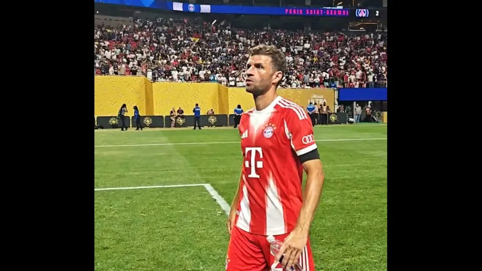 Assim foi a despedida de Thomas Muller após uma vida inteira no Bayern