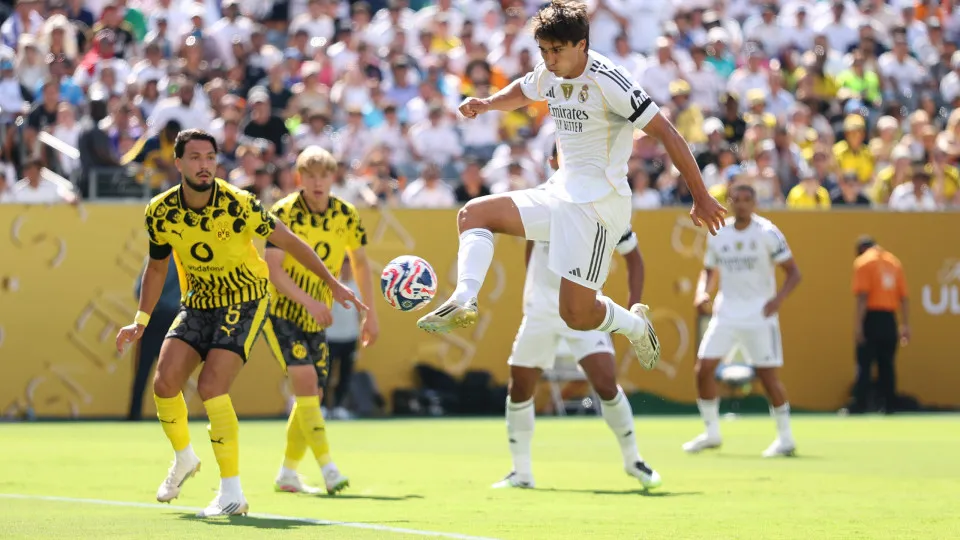EAST RUTHERFORD, NEW JERSEY - JULY 05: Gonzalo Garcia #30 of Real Madrid scores his team's first goal during the FIFA Club World Cup 2025 quarter-final match between Real Madrid CF and Borussia Dortmund at MetLife Stadium on July 05, 2025 in East Rutherfo