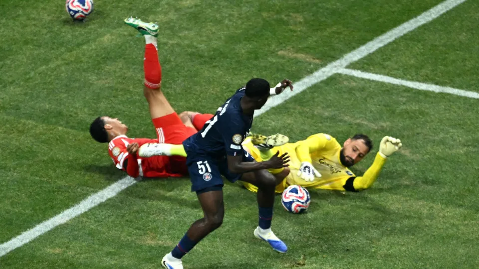 Bayern Munich's German midfielder #42 Jamal Musiala (L) and Paris Saint-Germain's Italian goalkeeper #01 Gianluigi Donnarumma (R) fight for the ball during the FIFA Club World Cup 2025 quarterfinal football match between France's Paris Saint-Germain and G