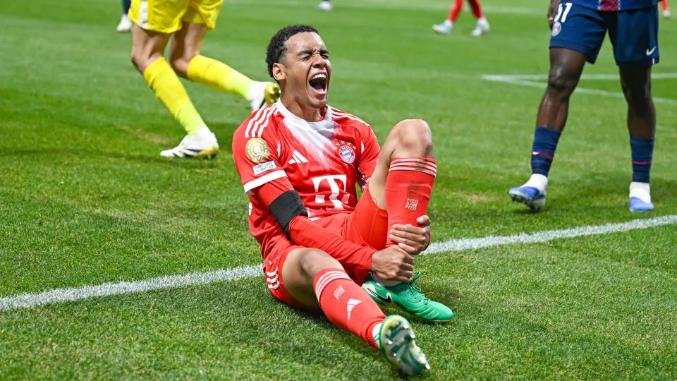 ATLANTA, GA  JULY 05:  Bayern Munich midfielder Jamal Musiala (42) reacts after injuring his left leg during the FIFA Club World Cup match between FC Bayern Munich and Paris Saint-Germain FC on July 5th, 2025 at Mercedes-Benz Stadium in Atlanta, GA.  (Pho