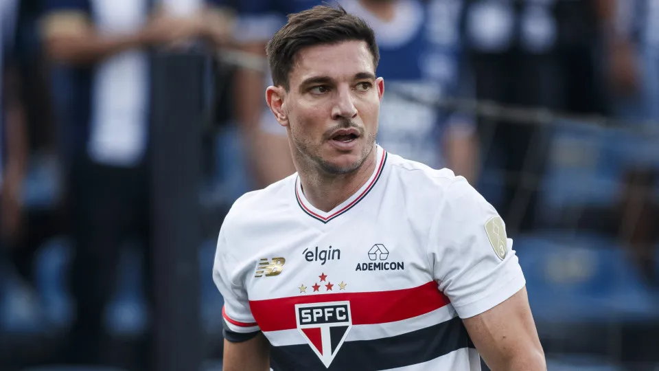 LIMA, PERU - MAY 6: Cédric Soares of São Paulo walks in the field during the Copa CONMEBOL Libertadores match between Alianza Lima and Sao Paulo at Estadio Alejandro Villanueva on May 6, 2025 in Lima, Peru. (Photo by Martín Fonseca/Eurasia Sport Images/Ge