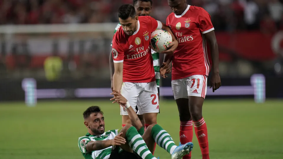 FARO, PORTUGAL - AUGUST 4:  Pizzi of SL Benfica with Bruno Fernandes of Sporting CP during the Portuguese SuperCup match between SL Benfica and Sporting CP at Estadio Algarve on August 4, 2019 in Faro, Portugal.  (Photo by Gualter Fatia/Getty Images)