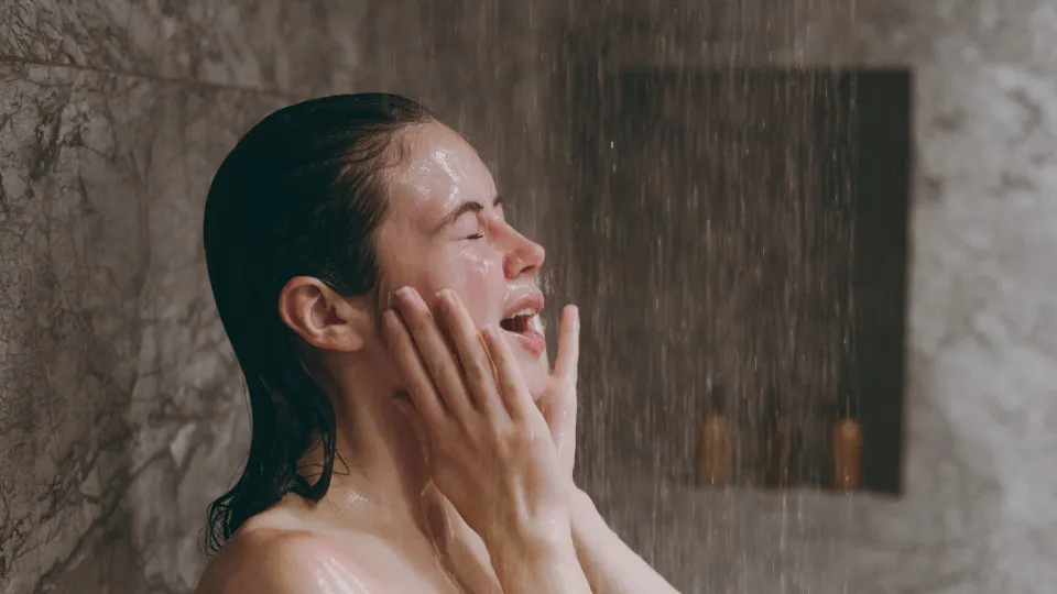 tomar banho frio mulher