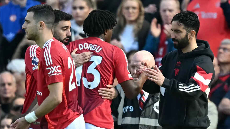Manchester United's Portuguese head coach Ruben Amorim (R) reacts as he makes a tripple substitution, sending on Manchester United's Portuguese midfielder #08 Bruno Fernandes, Manchester United's Portuguese defender #20 Diogo Dalot and Manchester United's